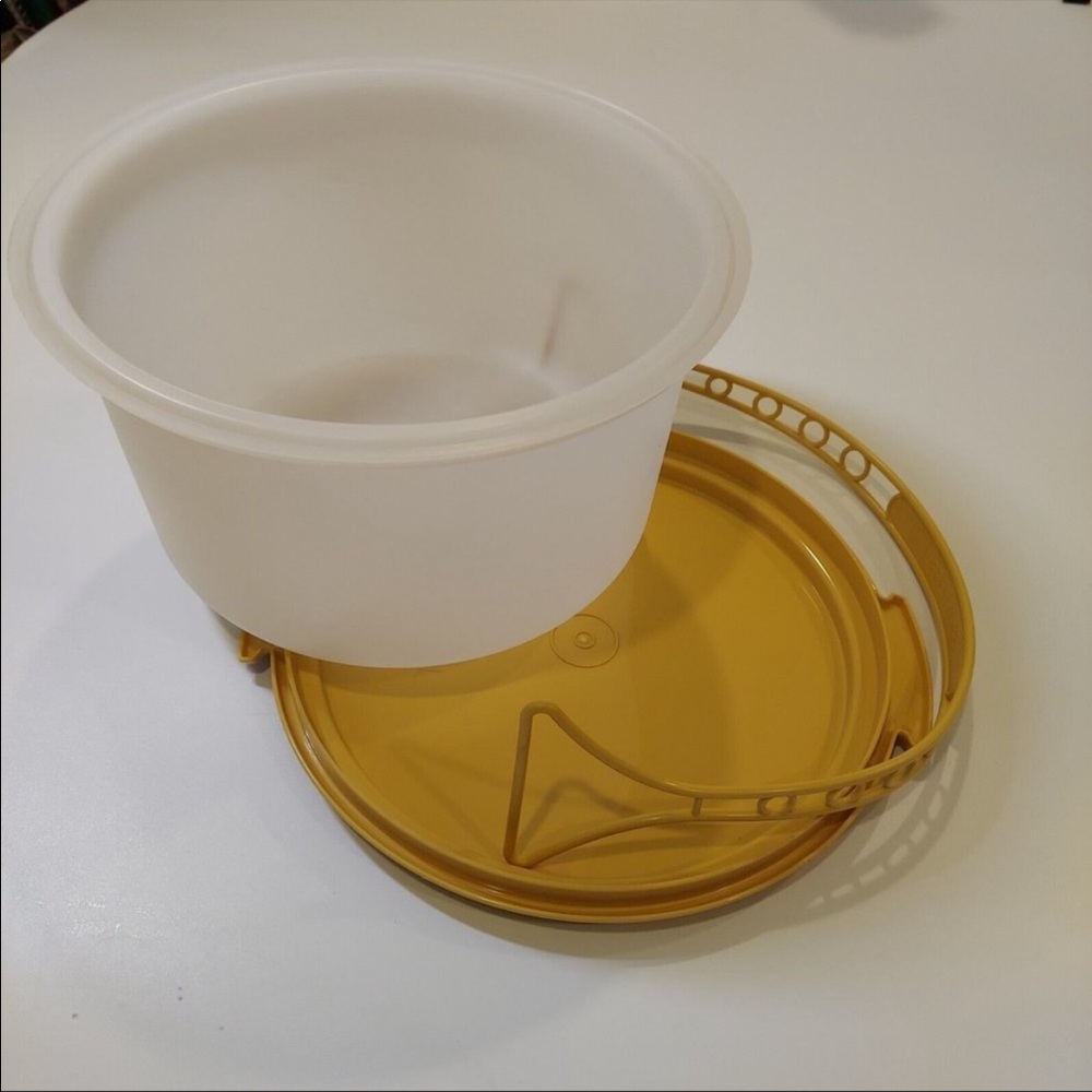 Vintage Tupperware Round Cake Holder with Gold Base and matching gold Handle - Picture 3 of 11